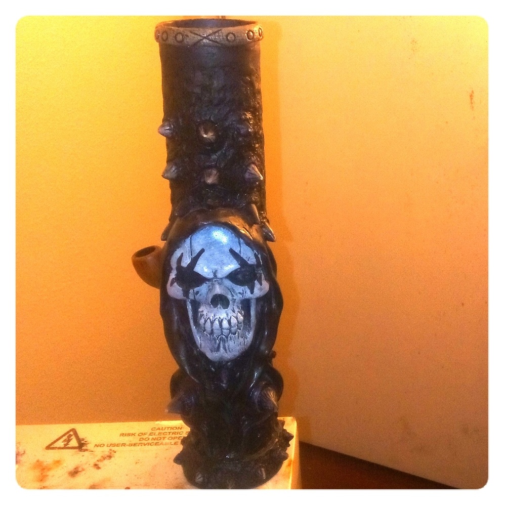 Wooden skull "vase"